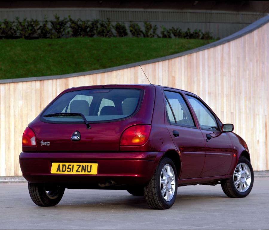  Ford Fiesta 2000 года  (фото 11 из 40)